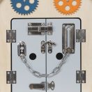 2KidsToys-Fejlesztő aktivitástábla, Házikó, szürke - JátékManufaktúra