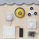 2KidsToys-Fejlesztő aktivitástábla, Házikó, szürke - JátékManufaktúra