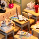 2Kids Toys - Babaház miniatúra Iskolai osztályterem - JátékManufaktúra