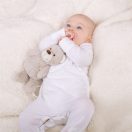 Bigjigs Baby - Plüss alvókendő mackó - JátékManufaktúra