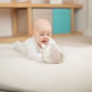 Bigjigs Baby - Aktív csörgő labda mackóval - JátékManufaktúra