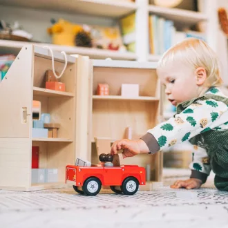 Bigjigs Toys Nyitható babaház bútorokkal - JátékManufaktúra