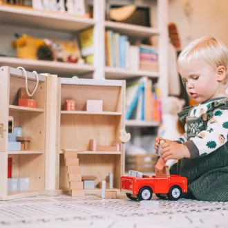 Bigjigs Toys Nyitható babaház bútorokkal - JátékManufaktúra