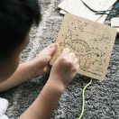 Bigjigs Toys - Fűzős játék számok szerint: Dinoszauruszok - JátékManufaktúra