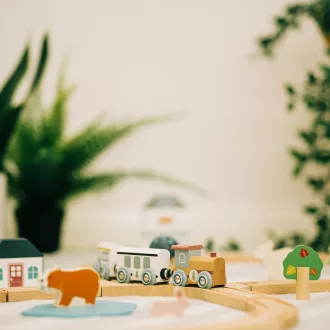 Bigjigs Toys - Fa vonatpálya erdő mellett - JátékManufaktúra