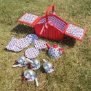 Bigjigs Toys - Pöttyös teáskészlet piknikkosárban - JátékManufaktúra