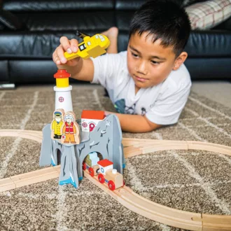 Bigjigs Rail - Alagút világítótoronnyal és heliporttal - JátékManufaktúra