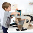 Small Foot - Fa versenypályás parkoló - JátékManufaktúra