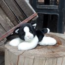 Rappa Plüss fekete-fehér fekvő cica 16 cm ECO-FRIENDLY - JátékManufaktúra