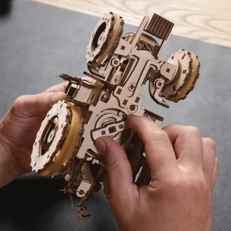 Ugears 3D fa mechanikus puzzle - Traktor „Wins” - JátékManufaktúra
